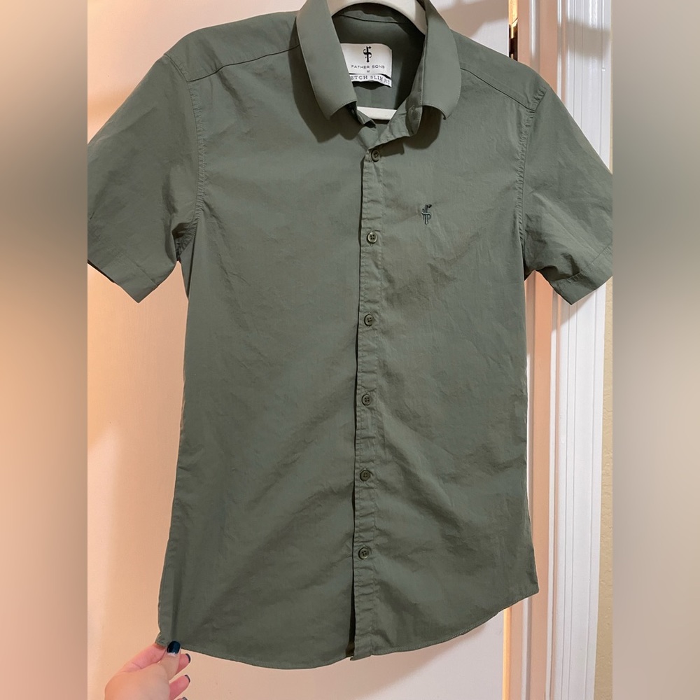 Mens Dress Shirt Size Medium (Fits like a small)